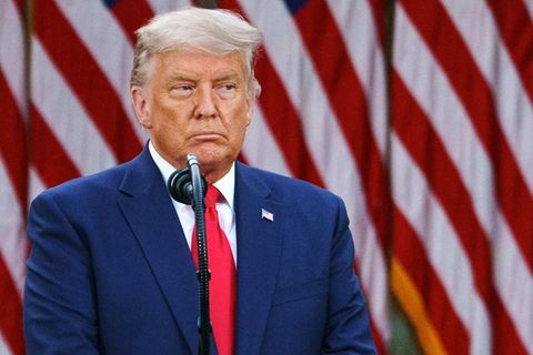 Donald Trump mit versteinerter Miene