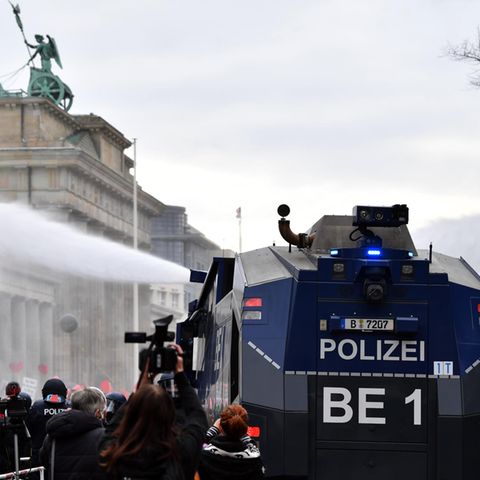 Proteste gegen neues Gesetz zur Bewältigung der Coronavirus-Pandemie