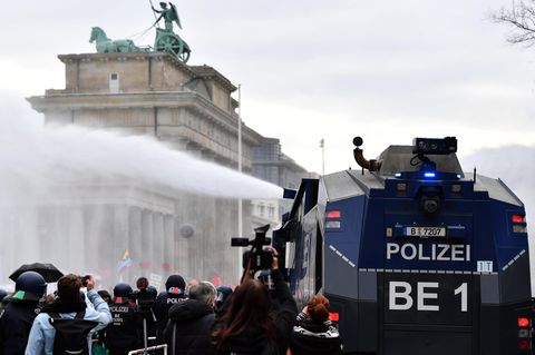 Proteste gegen neues Gesetz zur Bewältigung der Coronavirus-Pandemie