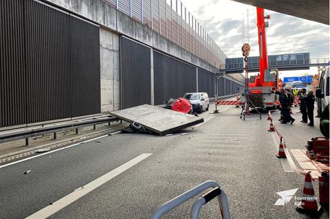 Ein Betonteil einer Lärmschutzwand liegt auf der Autobahn 3 (A3) auf einem Pkw