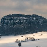 Am mächtigen Königsstein, Bad Schandau, Sächsische Schweiz  Die besten Monate für diese Wanderung sind November, Dezember, Januar, Februar und März. Von Bad Schandau geht es entlang des Kleinhennersdorfer Steines, des Papststeines und des Gohrischs. Das Ende der Tour ist am beeindruckenden Königsstein. Die Tour ist etwas für geübte Wanderer. Es handelt sich bei tiefem Schnee um eine schwierige Strecke.  Schierigkeitsgrad: Mittel bis schwierig (je nach Schneehöhe)  Länge: 9,7 Kilometer  Höchster Punkt: 376 m