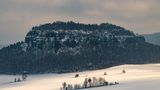 Am mächtigen Königsstein, Bad Schandau, Sächsische Schweiz  Die besten Monate für diese Wanderung sind November, Dezember, Januar, Februar und März. Von Bad Schandau geht es entlang des Kleinhennersdorfer Steines, des Papststeines und des Gohrischs. Das Ende der Tour ist am beeindruckenden Königsstein. Die Tour ist etwas für geübte Wanderer. Es handelt sich bei tiefem Schnee um eine schwierige Strecke.  Schierigkeitsgrad: Mittel bis schwierig (je nach Schneehöhe)  Länge: 9,7 Kilometer  Höchster Punkt: 376 m