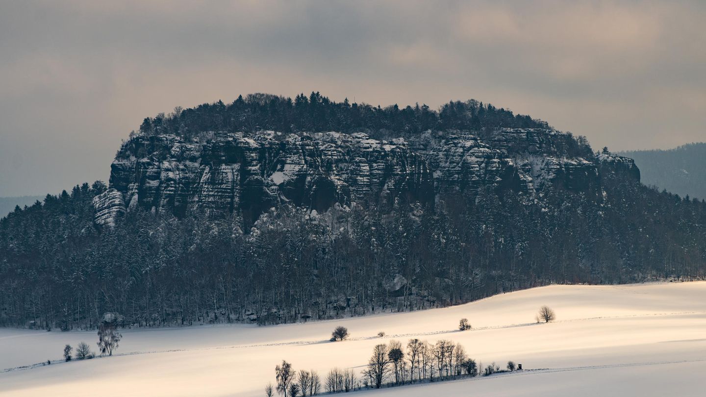 Wandern im Winter: Am mächtigen Königsstein, Bad Schandau, Sächsische Schweiz Die besten Monate für diese Wanderung sind November, Dezember, Januar, Februar und März. Von Bad Schandau geht es entlang des Kleinhennersdorfer Steines, des Papststeines und des Gohrischs. Das Ende der Tour ist am beeindruckenden Königsstein. Die Tour ist etwas für geübte Wanderer. Es handelt sich bei tiefem Schnee um eine schwierige Strecke. Schierigkeitsgrad: Mittel bis schwierig (je nach Schneehöhe) Länge: 9,7 Kilometer Höchster Punkt: 376 m Am mächtigen Königsstein, Bad Schandau, Sächsische Schweiz  Die besten Monate für diese Wanderung sind November, Dezember, Januar, Februar und März. Von Bad Schandau geht es entlang des Kleinhennersdorfer Steines, des Papststeines und des Gohrischs. Das Ende der Tour ist am beeindruckenden Königsstein. Die Tour ist etwas für geübte Wanderer. Es handelt sich bei tiefem Schnee um eine schwierige Strecke.  Schierigkeitsgrad: Mittel bis schwierig (je nach Schneehöhe)  Länge: 9,7 Kilometer  Höchster Punkt: 376 m