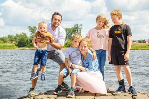 Kalle (4, ganz links) mit seinem Papa Jan, Bruder Jeppe (7), Mama Edda, Schwester Lotta (9) und Bruder Ben (11)