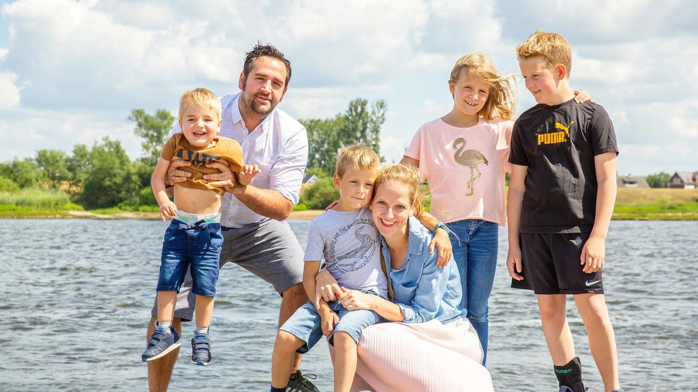 Familiendrama: Kalle (4, ganz links) mit seinem Papa Jan, Bruder Jeppe (7), Mama Edda, Schwester Lotta (9) und Bruder Ben (11) Kalle (4, ganz links) mit seinem Papa Jan, Bruder Jeppe (7), Mama Edda, Schwester Lotta (9) und Bruder Ben (11)