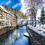 Zwischen Fachwerk und Wäldern, Eifelsteig, Monschau  Diese Wanderstrecke ist nur eine Etappe des Eifelsteigs, ein 313 km langer Fernwanderweg in der Eifel. Etappe drei startet in der kleinen Fachwerkstadt Monschau. Von hier aus geht es rauf auf den Eifel-Blick „Kierberg“. Die Rur, die durch Monschau fließt dabei immer im Blick. Rein in den Wald und vorbei an der Perlenbachtalsperre. Weiter geht es nach Monschau-Höfen. Entlang der Rur geht es dann auf dem Eifelstieg Richtung Etappenziel. Der Ausblick von der Perdsley und vom Wolfshügel sind malerisch. Schon bald hat mal das Etappenziel das Seeufer von Einruhr erreicht.  Länge: 13,8 Kilometer  Aufstieg: 339 m  Abstieg: 340 m