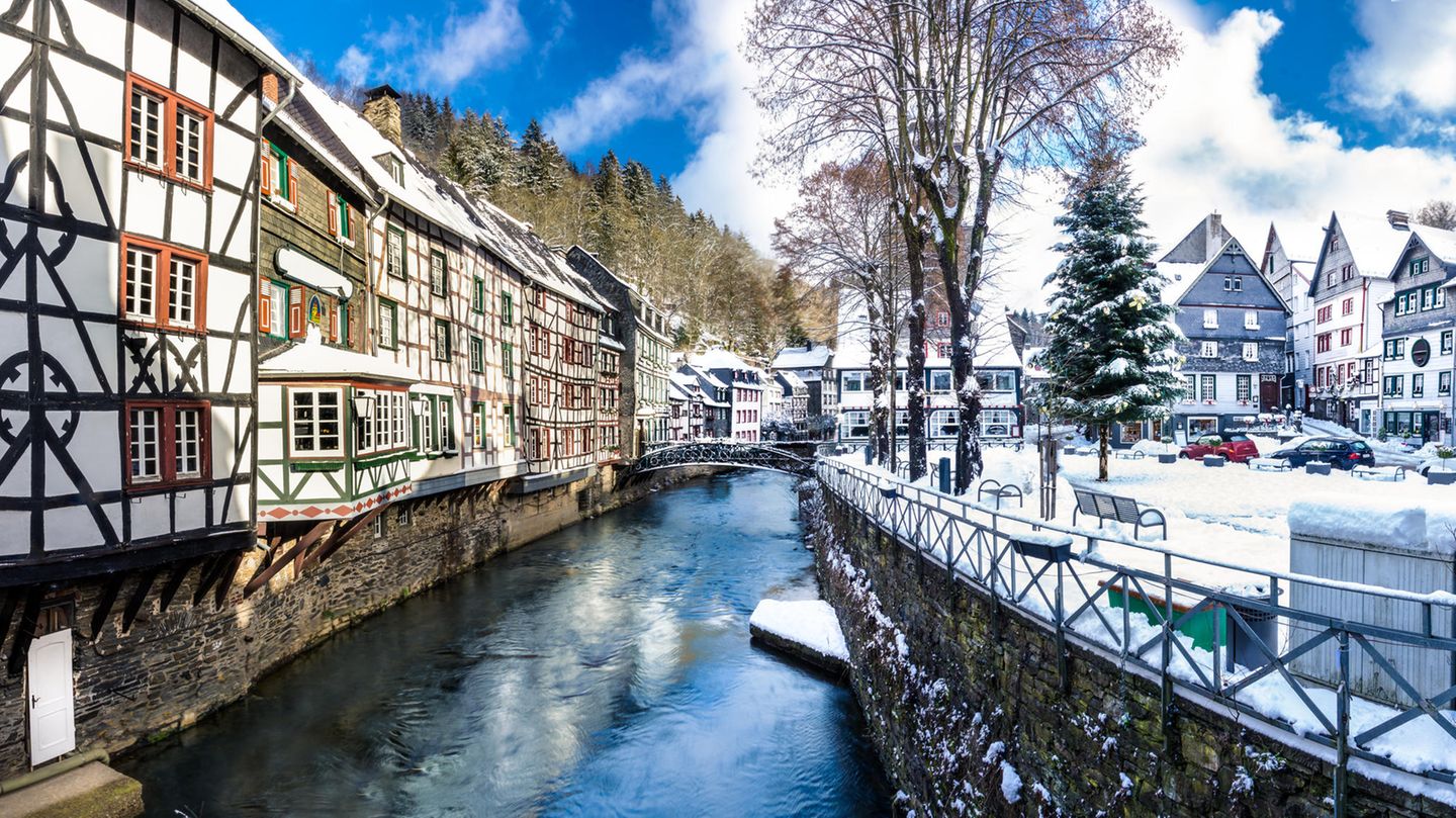 Wandern im Winter: Zwischen Fachwerk und Wäldern, Eifelsteig, Monschau Diese Wanderstrecke ist nur eine Etappe des Eifelsteigs, ein 313 km langer Fernwanderweg in der Eifel. Etappe drei startet in der kleinen Fachwerkstadt Monschau. Von hier aus geht es rauf auf den Eifel-Blick „Kierberg“. Die Rur, die durch Monschau fließt dabei immer im Blick. Rein in den Wald und vorbei an der Perlenbachtalsperre. Weiter geht es nach Monschau-Höfen. Entlang der Rur geht es dann auf dem Eifelstieg Richtung Etappenziel. Der Ausblick von der Perdsley und vom Wolfshügel sind malerisch. Schon bald hat mal das Etappenziel das Seeufer von Einruhr erreicht. Länge: 13,8 Kilometer Aufstieg: 339 m Abstieg: 340 m Zwischen Fachwerk und Wäldern, Eifelsteig, Monschau  Diese Wanderstrecke ist nur eine Etappe des Eifelsteigs, ein 313 km langer Fernwanderweg in der Eifel. Etappe drei startet in der kleinen Fachwerkstadt Monschau. Von hier aus geht es rauf auf den Eifel-Blick „Kierberg“. Die Rur, die durch Monschau fließt dabei immer im Blick. Rein in den Wald und vorbei an der Perlenbachtalsperre. Weiter geht es nach Monschau-Höfen. Entlang der Rur geht es dann auf dem Eifelstieg Richtung Etappenziel. Der Ausblick von der Perdsley und vom Wolfshügel sind malerisch. Schon bald hat mal das Etappenziel das Seeufer von Einruhr erreicht.  Länge: 13,8 Kilometer  Aufstieg: 339 m  Abstieg: 340 m