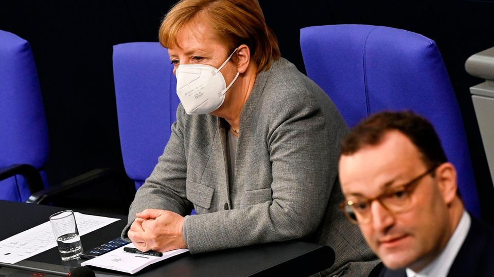 Kanzlerin Angela Merkel hört der Rede von Gesundheitsminister Spahn zum überarbeiteten Infektionsschutzgesetz im Bundestag zu