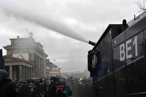 Wegen der massenhaften Verstöße gegen die Hygieneauflagen hat die Polizei die Proteste unter Einsatz von Wasserwerfern beendet.
