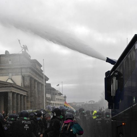 Wegen der massenhaften Verstöße gegen die Hygieneauflagen hat die Polizei die Proteste unter Einsatz von Wasserwerfern beendet.