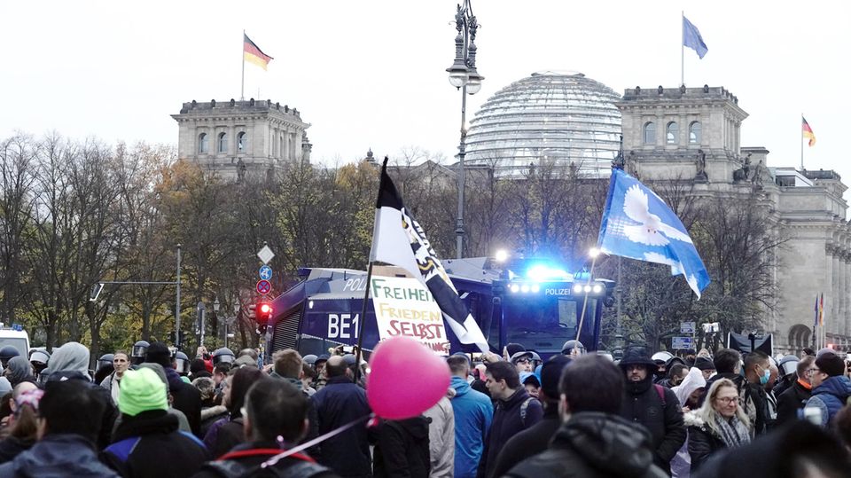 "Demokratiefeinde und ideologisch verblendete Dreckschleudern sorgen für schwarze Stunde" Proteste gegen Corona- Gesetz in Berlin