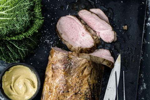 Ein aufgeschnittener zart rosa Braten
