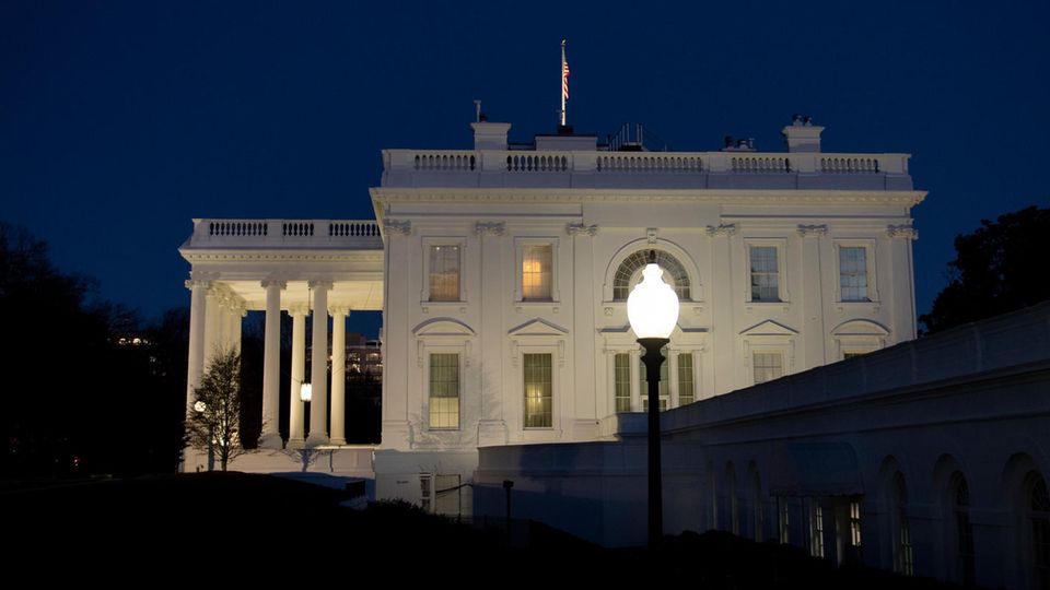 Blick auf Seitenflügel des Weißen Hauses bei Nacht