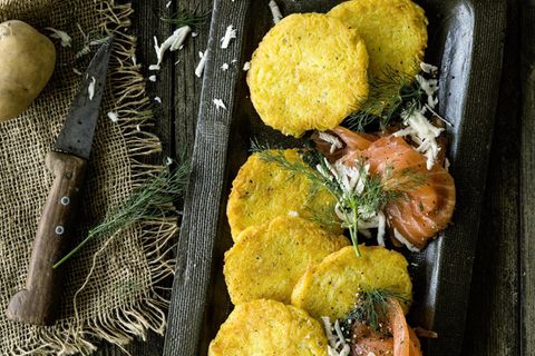 Reibekuchen serviert mit Lachs