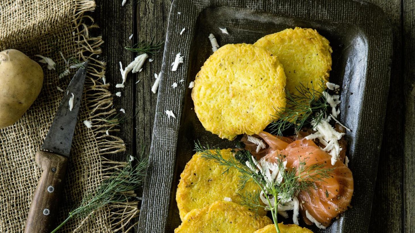 Reibekuchen serviert mit Lachs