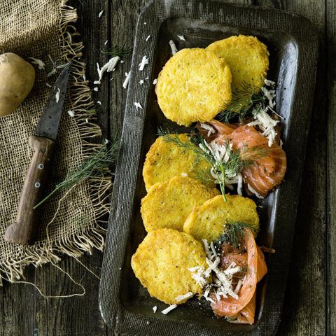 Reibekuchen serviert mit Lachs