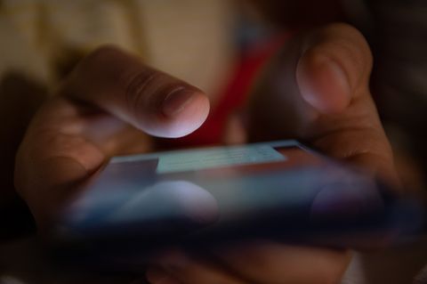 Nahaufnahme eines in den Händen gehaltenen Smartphones.
