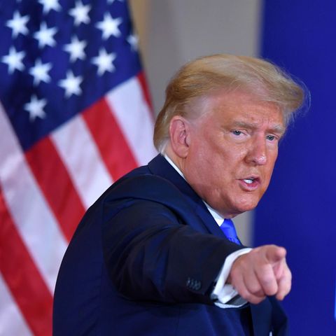 Donald Trump deutet mit Finger in die Kamera