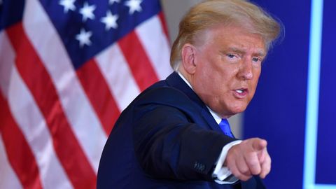 Donald Trump deutet mit Finger in die Kamera