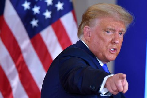 Donald Trump deutet mit Finger in die Kamera