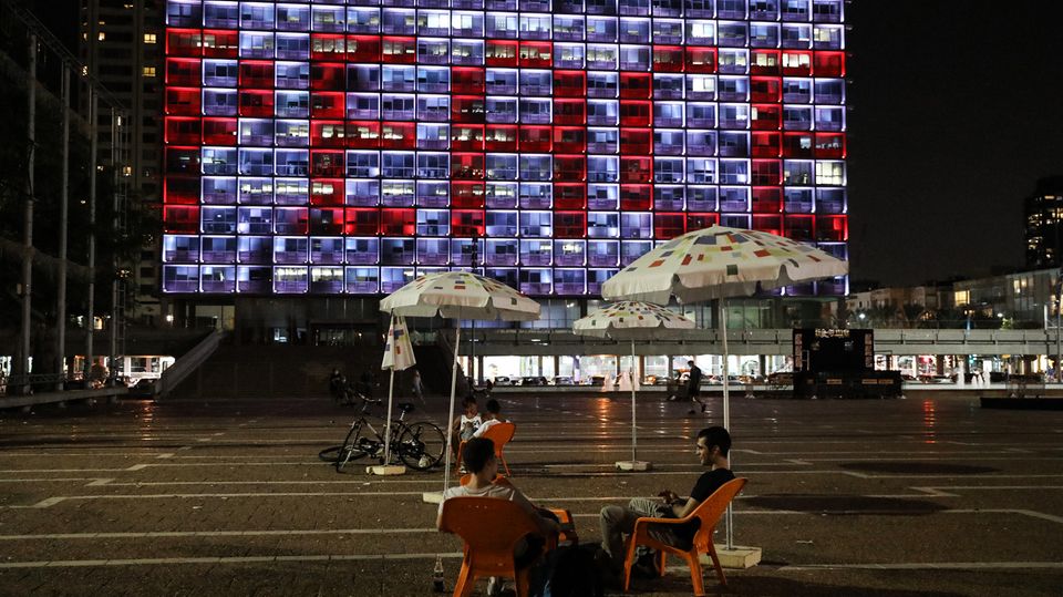 Der Schriftzug "Peace" leuchtet auf dem Rathaus von Tel Aviv
