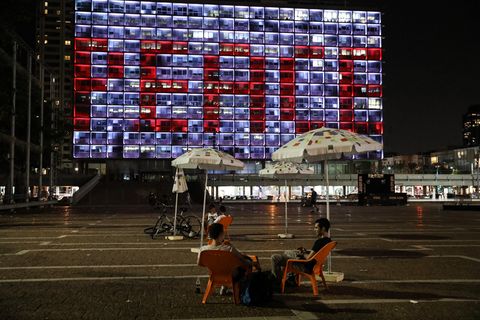 Der Schriftzug "Peace" leuchtet auf dem Rathaus von Tel Aviv