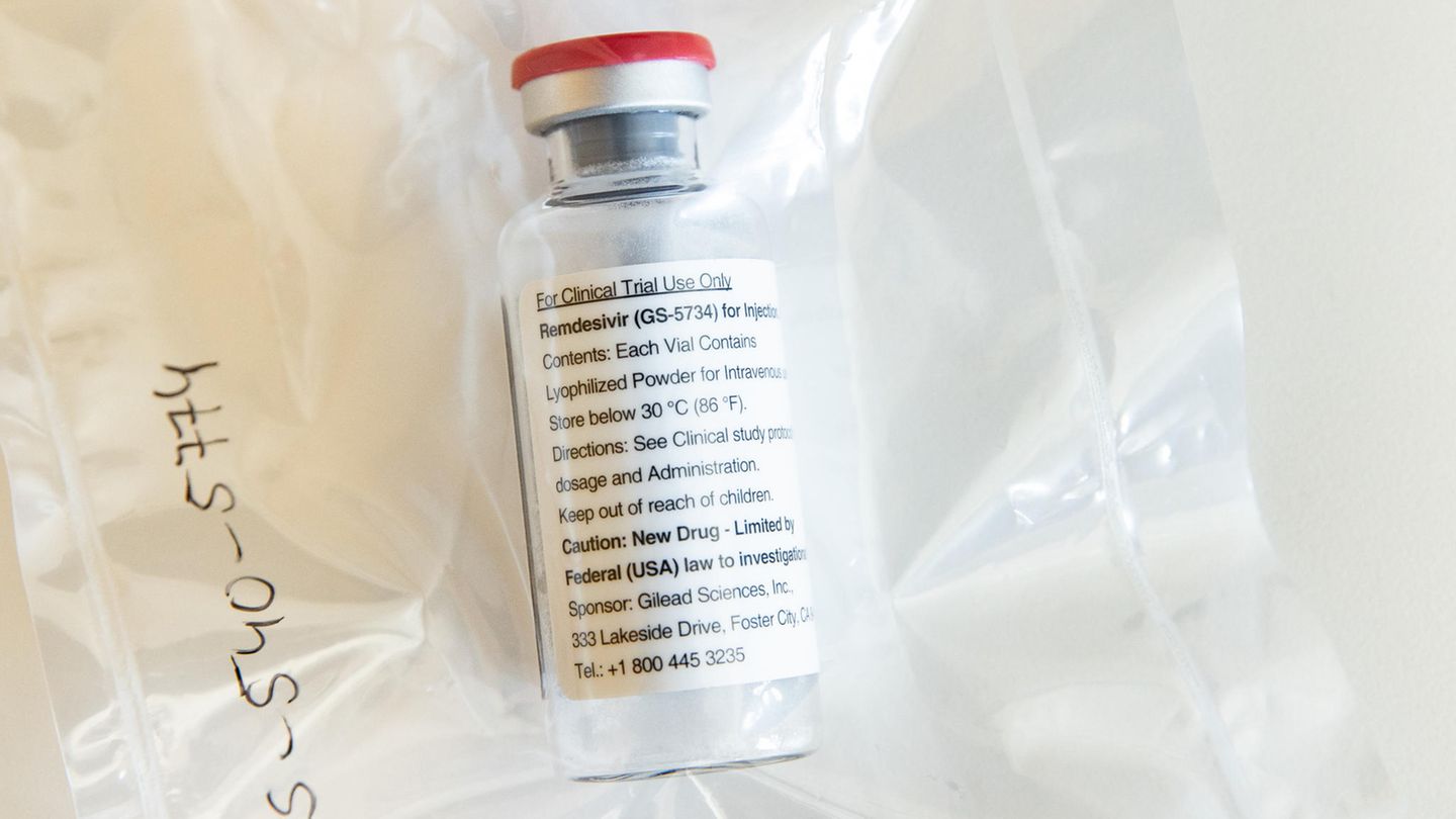 Coronavirus: Eine Ampulle mit dem Medikament Remdesivir liegt auf einem Tisch