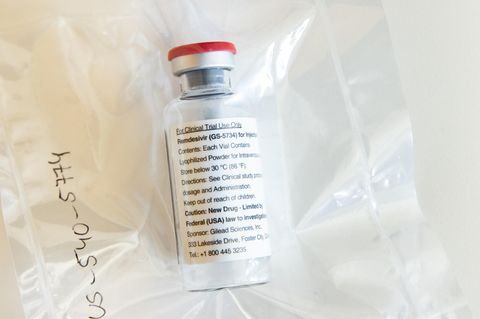 Coronavirus: Eine Ampulle mit dem Medikament Remdesivir liegt auf einem Tisch