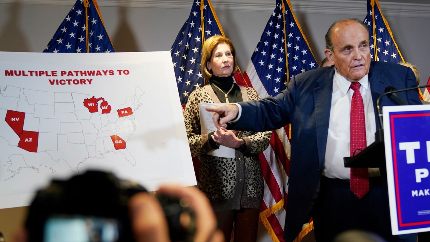 Trump-Anwalt Rudy Giuliani mit einer USA-Karte, auf der sechs Bundesstaat rot ausgefüllt sind