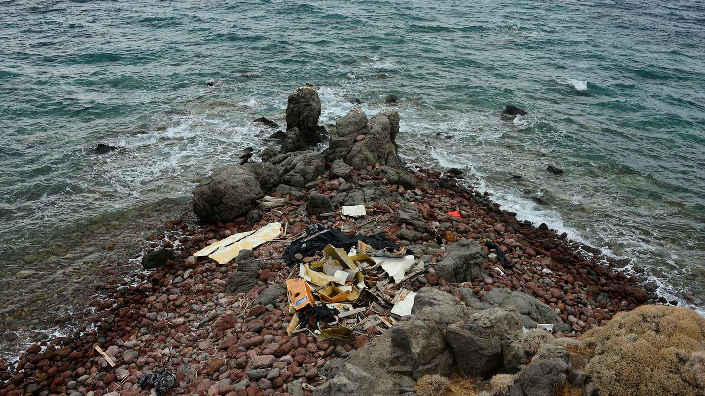 Spuren und Überreste der Landungen von Flüchtlingsbooten an Cape Skamnia auf Lesbos unterhalb des Korakas Lighthouse. Vor allem Rettungswesten, benutzte Motoren, Kleidung und Schlauchboote verbleiben dort.