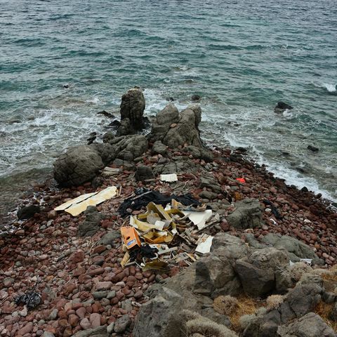 Spuren und Überreste der Landungen von Flüchtlingsbooten an Cape Skamnia auf Lesbos unterhalb des Korakas Lighthouse. Vor allem Rettungswesten, benutzte Motoren, Kleidung und Schlauchboote verbleiben dort.