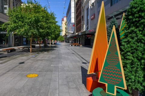 Eine leere Straße in der australischen Stadt Adelaide, am Rand steht Weihnachtsdekoration.