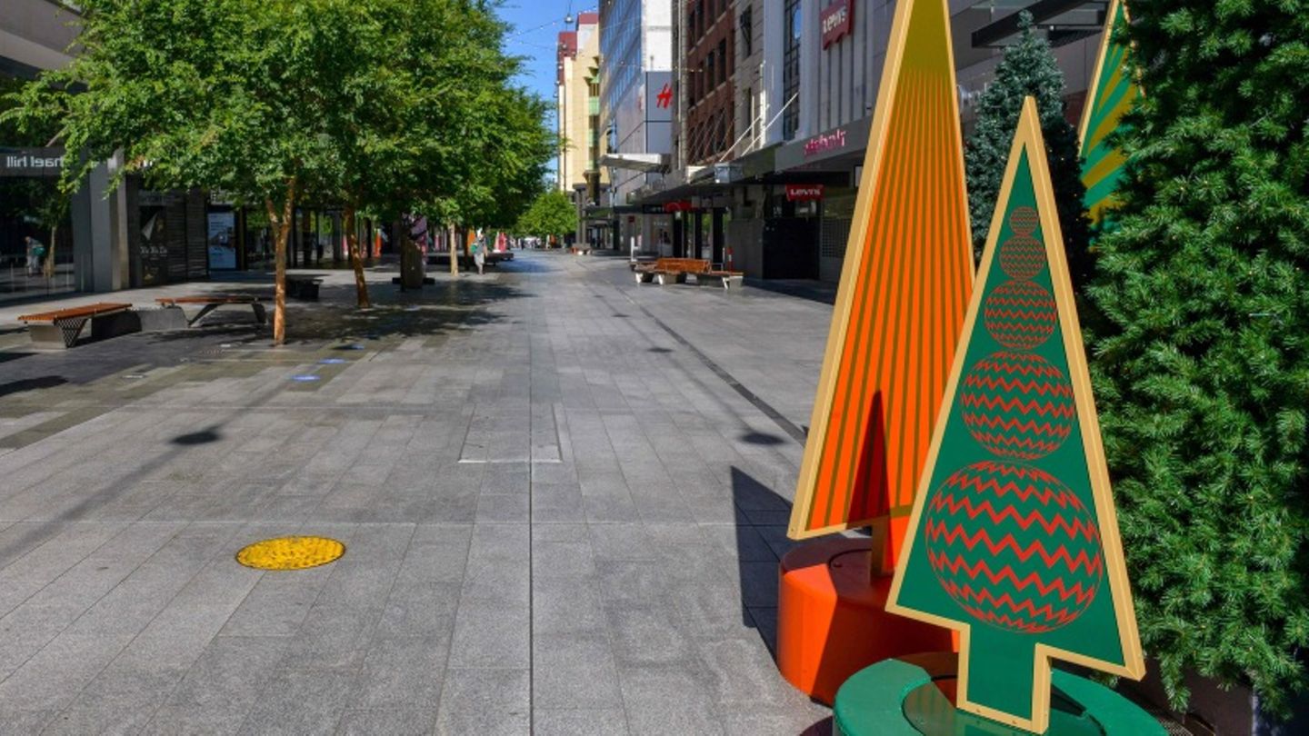 Eine leere Straße in der australischen Stadt Adelaide, am Rand steht Weihnachtsdekoration.