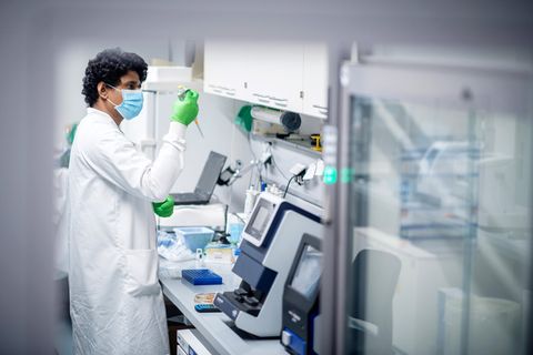 Mitarbeiter von Biontech im Labor
