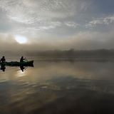 Bild 1 von 10 der Fotostrecke zum Klicken:  Einer der schönsten Momente der Reise war früh am Morgen. "Wir sind bei Nebel losgepaddelt, links von uns sehe ich noch sehr vage das Ufer, ansonsten nur Nebel, eine Sichtweite von zwei, drei Metern. Wir bewegen uns auf dem Amazonas, ohne zu wissen, was sich vor uns befindet. Alles ist still, windstill, das Wasser ganz ruhig… das war schon eine ganz besondere Erfahrung", sagt Joey Kelly