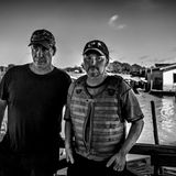 Till Lindemann (li), geboren 1963 in Leipzig, war in seiner Jugend Leistungssportler. Er machte eine Lehre als Stellmacher und arbeitete als Korbflechter. Seit 1994 ist er Sänger und Texter der Band "Rammstein". Joey Kelly (re), geboren 1972 bei Toledo in Spanien, ist Bandmitglied der legendären "Kelly Family", die bis heute über 20 Millionen Tonträger verkauft hat. Als Ausdauersportler und Abenteurer absolvierte er über 100 Marathons und Ultra-Wettkämpfe weltweit.