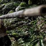 Unterwegs beim Fischen, Feuermachen und Jagen, wie hier mit dem Blasrohr. Der Bewohner am Fluss waren zunächst zurückhaltend. "Man geht zu ihnen und fragt, ob man zum Beispiel übernachten kann. Erst einmal reden sie nicht viel. Aber nach einem Abend mit viel Cachaça tauen sie auf. Die Leute haben sich oft für unsere Angelausrüstungen interessiert. So etwas kannten die meisten nicht, da sie fast ausschließlich mit Rollenschnüren und Netzen fischen", sagt Till Lindemann.