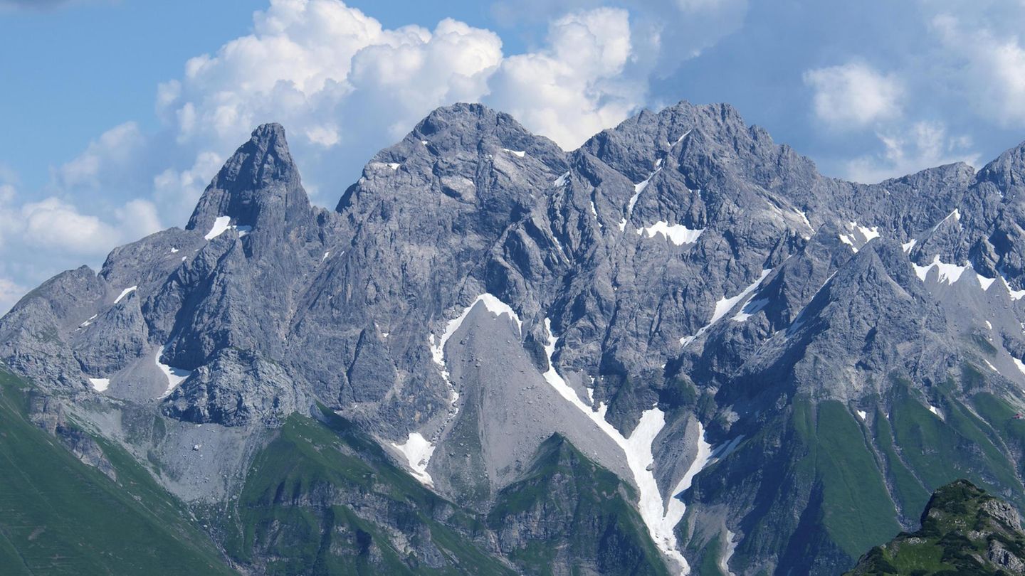 Mädelegabel von Birgsau über das Waltenbergerhaus, Oberstorf  Anspruchsvolle Bergwege mit Drahtseilen und ausgesetzten Stellen. Für den Aufstieg auf den Gipfel ist es erforderlich ein kurzes Stück zu klettern.   Schwierigkeitsgrad: schwer  Länge: 19,3 km  Dauer: 9,5 Stunden  Aufstieg: 1786 hm  Abstieg: 1752 hm   Beschreibung:  Über das wilde Bacher Loch zum neuen Walternberghaus führt diese "kleine Durchquerung" der Allgäuer Alpen. Der steile Aufstieg zur Bockkarscharte ist nur geeignet für geübte Wanderer mit reichlich Erfahrung. Dann folgt man ein Stück dem berühmten Heilbronner Weg über den Schwarzmilzferner. Vom Mädelejoch südlich des Kratzers kann man sich den Trubel an der Kemptener Hütte anschauen. Von hier geht es hinunter in den Schlund des Sperrbachtobels. Dann erreicht man die flachen Wiesen der Spielmannsau. Mehr Informationen zur Tour gibt es hier.