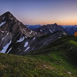 Überschreitung der Kreuzspitze Im Ammergebirge, Ammergauer Alpen  Lange Tour, die viel Ausdauer fordert. Absolute Trittsicherheit im ausgesetzten, brüchigen Absturzgelände dringend nötig.  Schwierigkeitsgrad: schwer  Länge 12,1 km  Dauer: 7 Stunden  Aufstieg: 1343 hm  Abstieg: 1343 hm  Beschreibung:   Am besten parkt man am Parkplatz "bei den sieben Quellen" und geht dann rund 300 Meter über den östlichen Geierkopf. Über einen Waldweg geht es zur Nordflanke der Kreuzspitze. Dann folgt man den steilen Serpentinen hoch zum Hochgrieskar. Ein bisschen Können und Kondition benötigt man, wenn man das Kar nordwestwärts verlässt, bevor es ein wenig steiler wird. Dann folgt man ostwärts dem Latschenrücken bis zum Gipfelaufschwung der Kreuzspitze. Es kommen einige leichte Kletterstellen, bevor man den beeindruckenden Panoramablick genießen kann. Der wirklich anspruchvolle Teil folgt aber beim Abstieg. Absolute Trittsicherheit ist hier erforderlich. Mehr Informationen zur Strecke gibt es hier.