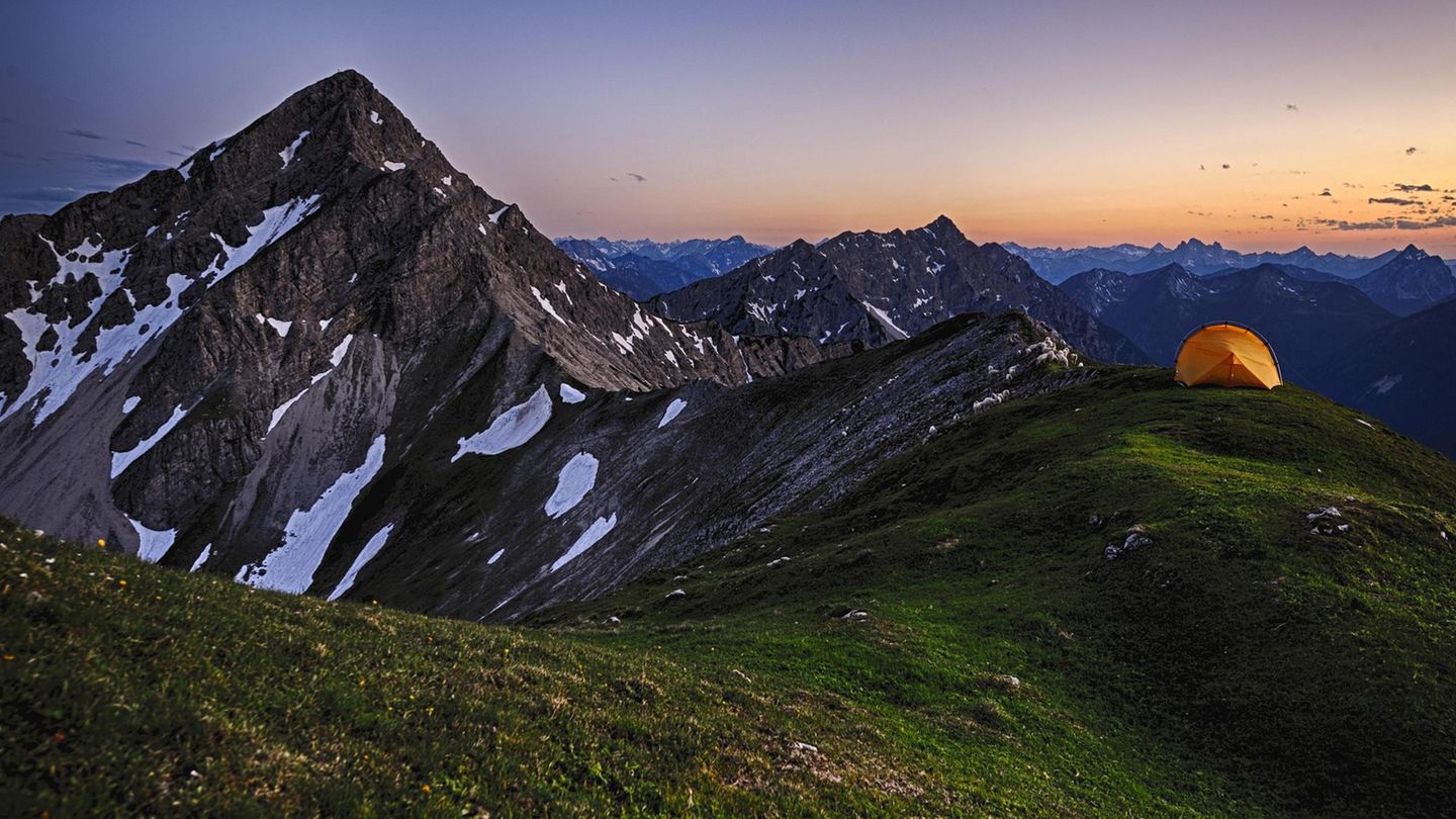 Bergwandern : Überschreitung der Kreuzspitze Im Ammergebirge, Ammergauer Alpen Lange Tour, die viel Ausdauer fordert. Absolute Trittsicherheit im ausgesetzten, brüchigen Absturzgelände dringend nötig. Schwierigkeitsgrad: schwer Länge 12,1 km Dauer: 7 Stunden Aufstieg: 1343 hm Abstieg: 1343 hm Beschreibung: Am besten parkt man am Parkplatz "bei den sieben Quellen" und geht dann rund 300 Meter über den östlichen Geierkopf. Über einen Waldweg geht es zur Nordflanke der Kreuzspitze. Dann folgt man den steilen Serpentinen hoch zum Hochgrieskar. Ein bisschen Können und Kondition benötigt man, wenn man das Kar nordwestwärts verlässt, bevor es ein wenig steiler wird. Dann folgt man ostwärts dem Latschenrücken bis zum Gipfelaufschwung der Kreuzspitze. Es kommen einige leichte Kletterstellen, bevor man den beeindruckenden Panoramablick genießen kann. Der wirklich anspruchvolle Teil folgt aber beim Abstieg. Absolute Trittsicherheit ist hier erforderlich. Mehr Informationen zur Strecke gibt es hier. Überschreitung der Kreuzspitze Im Ammergebirge, Ammergauer Alpen Lange Tour, die viel Ausdauer fordert. Absolute Trittsicherheit im ausgesetzten, brüchigen Absturzgelände dringend nötig. Schwierigkeitsgrad: schwer Länge 12,1 km Dauer: 7 Stunden Aufstieg: 1343 hm Abstieg: 1343 hm Beschreibung: Am besten parkt man am Parkplatz "bei den sieben Quellen" und geht dann rund 300 Meter über den östlichen Geierkopf. Über einen Waldweg geht es zur Nordflanke der Kreuzspitze. Dann folgt man den steilen Serpentinen hoch zum Hochgrieskar. Ein bisschen Können und Kondition benötigt man, wenn man das Kar nordwestwärts verlässt, bevor es ein wenig steiler wird. Dann folgt man ostwärts dem Latschenrücken bis zum Gipfelaufschwung der Kreuzspitze. Es kommen einige leichte Kletterstellen, bevor man den beeindruckenden Panoramablick genießen kann. Der wirklich anspruchvolle Teil folgt aber beim Abstieg. Absolute Trittsicherheit ist hier erforderlich. Mehr Informationen zur Strecke gibt es hier.