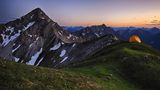 Überschreitung der Kreuzspitze Im Ammergebirge, Ammergauer Alpen  Lange Tour, die viel Ausdauer fordert. Absolute Trittsicherheit im ausgesetzten, brüchigen Absturzgelände dringend nötig.  Schwierigkeitsgrad: schwer  Länge 12,1 km  Dauer: 7 Stunden  Aufstieg: 1343 hm  Abstieg: 1343 hm  Beschreibung:   Am besten parkt man am Parkplatz "bei den sieben Quellen" und geht dann rund 300 Meter über den östlichen Geierkopf. Über einen Waldweg geht es zur Nordflanke der Kreuzspitze. Dann folgt man den steilen Serpentinen hoch zum Hochgrieskar. Ein bisschen Können und Kondition benötigt man, wenn man das Kar nordwestwärts verlässt, bevor es ein wenig steiler wird. Dann folgt man ostwärts dem Latschenrücken bis zum Gipfelaufschwung der Kreuzspitze. Es kommen einige leichte Kletterstellen, bevor man den beeindruckenden Panoramablick genießen kann. Der wirklich anspruchvolle Teil folgt aber beim Abstieg. Absolute Trittsicherheit ist hier erforderlich. Mehr Informationen zur Strecke gibt es hier.