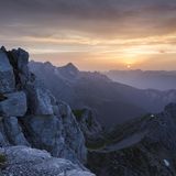 Partenkirchener Dreitorspitze von Elmau aus, Wettersteingebirge und Mieminger Kette  Lange und anspruchsvolle Strecke, die hohe Trittsicherheit und Kondition voraussetzt. Steinschlaghelme und ein Klettersteigset sollten mitgebracht werden. Auf dem Gipfel könnte es windig werden.  Schwierigkeitsgrad: schwer  Strecke: 27,9 Kilometer  Dauer: 10 Stunden  Aufstieg 1700 hm  Abstieg: 1700  Beschreibung:   Vom Parkplatz geht es über einen breiten Forstweg entlang des Baches Elmau in Richtung Meiler Hütte und Schachen. Nach rund 1,5 Stunden kommt man zur Wettersteinhütte. Wer dem Forstweg weiter folgt, erreicht nach einer weiteren Stunde das Schachenschloss. Es folgt ein etwas steilerer Steig rauf zur Meilerhütte. Hier rechts halten und der Beschilderung zum Hermann-von-Barth-Weg folgen. An der Weggabelung dem oberen rechten Weg nehmen und über den Steig (Drahtseil) hinab ins Leutascher Platt. Hier entlang macht der Steig einen Rechtsbogen und führt auf die Wände der Dreitorspitze zu. Das  Schild „Herrmann-von-Barth-Weg/Westliche Dreitorspitze“ weist auf den Einstieg zum Klettersteig. Ab hier sollte man einen Helm tragen. Diese Route führt direkt zum Gipfel. Herunter geht es auf demselben Weg. Weitere Informationen zur Strecke gibt es hier.