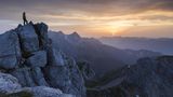 Partenkirchener Dreitorspitze von Elmau aus, Wettersteingebirge und Mieminger Kette  Lange und anspruchsvolle Strecke, die hohe Trittsicherheit und Kondition voraussetzt. Steinschlaghelme und ein Klettersteigset sollten mitgebracht werden. Auf dem Gipfel könnte es windig werden.  Schwierigkeitsgrad: schwer  Strecke: 27,9 Kilometer  Dauer: 10 Stunden  Aufstieg 1700 hm  Abstieg: 1700  Beschreibung:   Vom Parkplatz geht es über einen breiten Forstweg entlang des Baches Elmau in Richtung Meiler Hütte und Schachen. Nach rund 1,5 Stunden kommt man zur Wettersteinhütte. Wer dem Forstweg weiter folgt, erreicht nach einer weiteren Stunde das Schachenschloss. Es folgt ein etwas steilerer Steig rauf zur Meilerhütte. Hier rechts halten und der Beschilderung zum Hermann-von-Barth-Weg folgen. An der Weggabelung dem oberen rechten Weg nehmen und über den Steig (Drahtseil) hinab ins Leutascher Platt. Hier entlang macht der Steig einen Rechtsbogen und führt auf die Wände der Dreitorspitze zu. Das  Schild „Herrmann-von-Barth-Weg/Westliche Dreitorspitze“ weist auf den Einstieg zum Klettersteig. Ab hier sollte man einen Helm tragen. Diese Route führt direkt zum Gipfel. Herunter geht es auf demselben Weg. Weitere Informationen zur Strecke gibt es hier.
