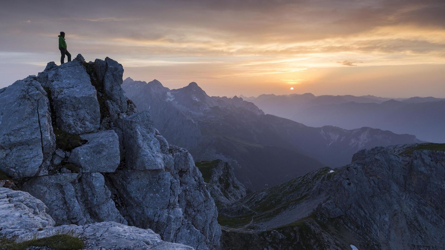 Bergwandern : Partenkirchener Dreitorspitze von Elmau aus, Wettersteingebirge und Mieminger Kette Lange und anspruchsvolle Strecke, die hohe Trittsicherheit und Kondition voraussetzt. Steinschlaghelme und ein Klettersteigset sollten mitgebracht werden. Auf dem Gipfel könnte es windig werden. Schwierigkeitsgrad: schwer Strecke: 27,9 Kilometer Dauer: 10 Stunden Aufstieg 1700 hm Abstieg: 1700 Beschreibung: Vom Parkplatz geht es über einen breiten Forstweg entlang des Baches Elmau in Richtung Meiler Hütte und Schachen. Nach rund 1,5 Stunden kommt man zur Wettersteinhütte. Wer dem Forstweg weiter folgt, erreicht nach einer weiteren Stunde das Schachenschloss. Es folgt ein etwas steilerer Steig rauf zur Meilerhütte. Hier rechts halten und der Beschilderung zum Hermann-von-Barth-Weg folgen. An der Weggabelung dem oberen rechten Weg nehmen und über den Steig (Drahtseil) hinab ins Leutascher Platt. Hier entlang macht der Steig einen Rechtsbogen und führt auf die Wände der Dreitorspitze zu. Das Schild „Herrmann-von-Barth-Weg/Westliche Dreitorspitze“ weist auf den Einstieg zum Klettersteig. Ab hier sollte man einen Helm tragen. Diese Route führt direkt zum Gipfel. Herunter geht es auf demselben Weg. Weitere Informationen zur Strecke gibt es hier. Partenkirchener Dreitorspitze von Elmau aus, Wettersteingebirge und Mieminger Kette Lange und anspruchsvolle Strecke, die hohe Trittsicherheit und Kondition voraussetzt. Steinschlaghelme und ein Klettersteigset sollten mitgebracht werden. Auf dem Gipfel könnte es windig werden. Schwierigkeitsgrad: schwer Strecke: 27,9 Kilometer Dauer: 10 Stunden Aufstieg 1700 hm Abstieg: 1700 Beschreibung: Vom Parkplatz geht es über einen breiten Forstweg entlang des Baches Elmau in Richtung Meiler Hütte und Schachen. Nach rund 1,5 Stunden kommt man zur Wettersteinhütte. Wer dem Forstweg weiter folgt, erreicht nach einer weiteren Stunde das Schachenschloss. Es folgt ein etwas steilerer Steig rauf zur Meilerhütte. Hier rechts halten und der Beschilderung zum Hermann-von-Barth-Weg folgen. An der Weggabelung dem oberen rechten Weg nehmen und über den Steig (Drahtseil) hinab ins Leutascher Platt. Hier entlang macht der Steig einen Rechtsbogen und führt auf die Wände der Dreitorspitze zu. Das Schild „Herrmann-von-Barth-Weg/Westliche Dreitorspitze“ weist auf den Einstieg zum Klettersteig. Ab hier sollte man einen Helm tragen. Diese Route führt direkt zum Gipfel. Herunter geht es auf demselben Weg. Weitere Informationen zur Strecke gibt es hier.