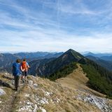 Überschreitung von Halserspitze und Blauberg-Kamm, Tegernsee   Gute Kondition und absolute Trittsicherheit sind hier erforderlich.   Schwierigkeitsgrad: schwer  Strecke: 17,6 Kilometer  Dauer: 8 Stunden  Auftsieg: 1300 hm  Abstieg: 1300 hm  Beschreibung:  Vom Wanderparkplatz geht es über eine Brücke nach links. Dann läuft man weiter in Richtung Hofbauernweißbach. In der Kurve der Schotterstraße sieht man auf der anderen Flussseite die Almwirtschaft Siebenhütten. Geradeaus über eine weitere Brücke. Ab hier folgt man der Beschilderung zum Halserspitz. Von hier aus startet ein Bergweg, der dem Tal des Hohlensteinbachs folgt. Folgt man dem Weg, gelangt man durch den dichten Wald zum Bergrücken des Weißenbachkopfs. Auf dem schmalen Latschenkamm geht es dann direkt auf den Halserspitz zu. Folgt man an der Weggabelung dem rechten Weg, kommt man auf einen Steig, der einiges an Trittsicherheit fordert. Wagt man den Aufstieg, kommt man zum Gipfel. Vom Halserspitz geht es zum Blaubergkamm. Etwas steiler geht es hinab zur Blaubergalm. Am Sattel hält man sich an der Weggabelung rechts. Von hier aus steigt man über die Wolfsschlucht - teilweise mit Drahtseilen - ins Bachbett ab. Von hier aus geht es auf einem Fahrweg zurück zum Parkplatz. Weitere Informationen zur Strecke finden Sie hier.