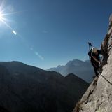 Über den Mandlgrat auf den Hohen Göll, Berchtesgardener Alpen   Gute Trittsicherheit und Schwindelfreiheit sind gefragt. Nimmt man den ersten Bus um 8.30 hinauf, hat man den Mandlgrat fast für sich.   Schwierigkeit: schwer  Länge: 12,6 Kilometer  Dauer 8.30 Stunden  Aufstieg: 1118 hm  Abstieg: 1806 hm   Beschreibung:  Vom Kehlsteinhaus geht es über einen Wanderweg zum Gipfelkreuz des Kehlsteins. Von hier aus rechts haltend führt der Weg zum Mandlgrat Klettersteig über felsiges Gelände. Los geht es noch ohne Kletterstellen in Richtung Südosten. Dort erreicht man die ersten Drahtseile. Dem Mandlgrat folgend erreicht man den beeindruckenden Durchschlupf unter einem riesigen Klemmbock. Über steiles Gelände gelangt man über Felsaufschwünge zu einem flacheren Absatz hinauf. Von hier aus erreicht man den Nordgrat des Hohen Gölls. Hier hält man sich rechts und steigt entlang des Kamms. Nach dem letzten Steilaufschwung wird das Gelände flacher. Hier gut auf die roten Markierungen achten. Das gilt auch für den nun beginnenden Abstieg. Mehr Informationen zur Strecke finden Sie hier.