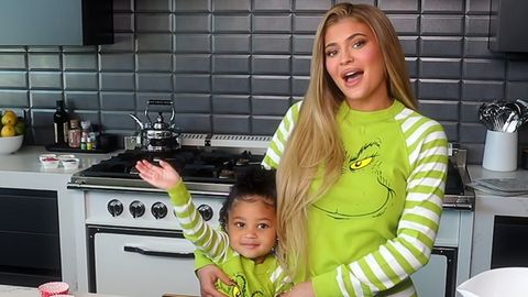 Kylie Jenners Tochter Stormi stiehlt ihrer Mutter die Show in süßem Back-Video