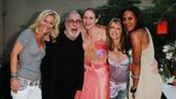 Udo Walz verschönerte nicht nur deutsche Moderatorinnen, Schauspielerinnen und Models, sondern war oft selbst immer mitten drin im Getümmel. Hier feierte er 2011 seinen 66. Geburtstag in Berlin, unter anderem mit Jessica Stockmann, Jeanette Hain, Ursula Karven und Barbara Becker (v.l.n.r.).