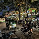 … Es gab ein Unwetter, und so ließ man uns dortbleiben. Ein älterer Mann, der betrunken von einem Pfahlhaus gefallen war, hatte sich den Fuß gebrochen. Zwei junge Männer machten sich auf ins Nachbardorf, das eine halbe Tagesreise entfernt war, um den Schamanen zu holen. Eigentlich hätte der Mann in ein Krankenhaus gehört, aber das kam für ihn überhaupt nicht infrage, er meinte, das heilt von selbst oder gar nicht."