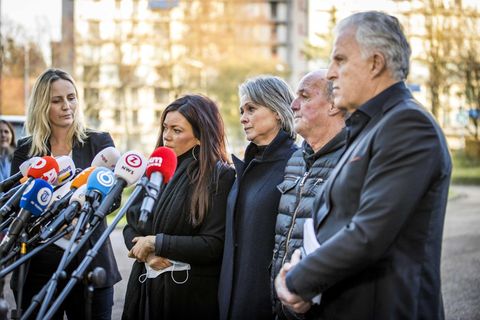 Die Rechtsanwältin und Angehörige des Opfers nach dem Urteil vor der Presse